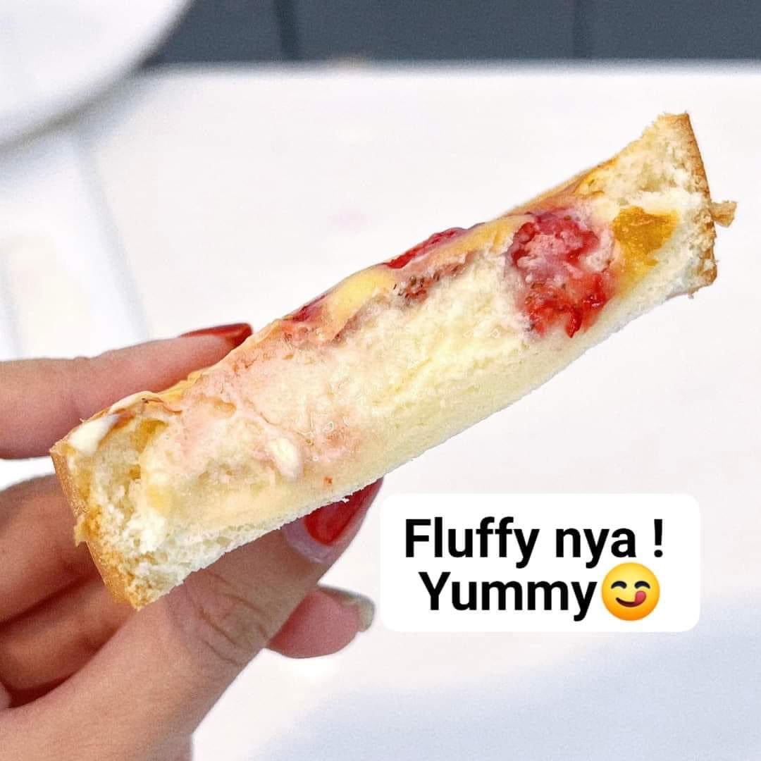 Resepi roti strawberry yang mudah untuk korang😍 #Jomkita 

Boleh cuba resepi ni sebab mudah dan cepat tau! Boleh la buat untuk sarapan atau minum petang🤩

Selamat mencuba! 😊