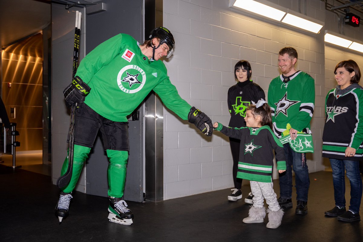 Jake Oettinger and the team welcomed Lennox, a very special Stars fan on New Year’s Eve!   After learning of her recent diagnosis with a brain tumor, Lennox had the opportunity cheer our Stars on to a win.
 Lennox and family, we send you our support &amp; love! 💚