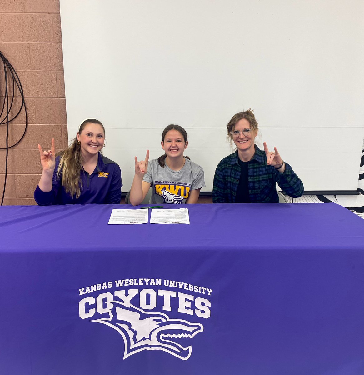 KwuWbb's tweet photo. Added another Yote to the pack today! 

Welcome Sara Lyle who is our newest duel sport athlete! 

She will play basketball next fall as well as cheer for KWU! #rollyotes #whosnext? 🐺🤘🏼🏀 https://t.co/v984kBdCNx
