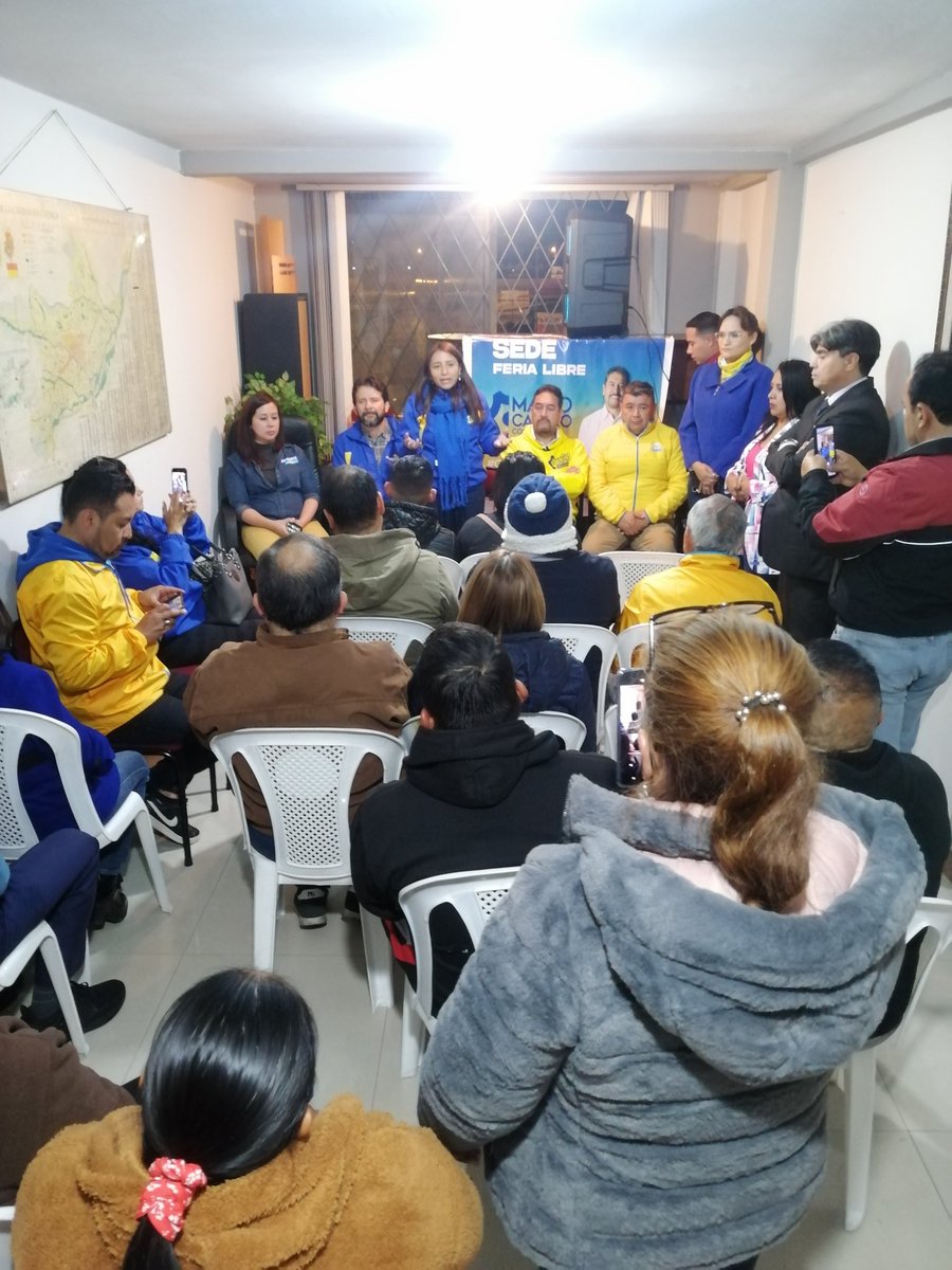 MarioVCastroQ's tweet photo. Nos alegra conocer gente comprometida, solidaria y pujante, como Gladys Pangol, su familia y vecinos de la #FeriaLibre #Cuenca, que nos abrieron las puertas de su casa para inaugurar la nueva sede Alianza 'Contigo Avanza por Cuenca y el Azuay', listas 104-8-3.
#MarioCastroAlcalde https://t.co/1wLoSUrvML