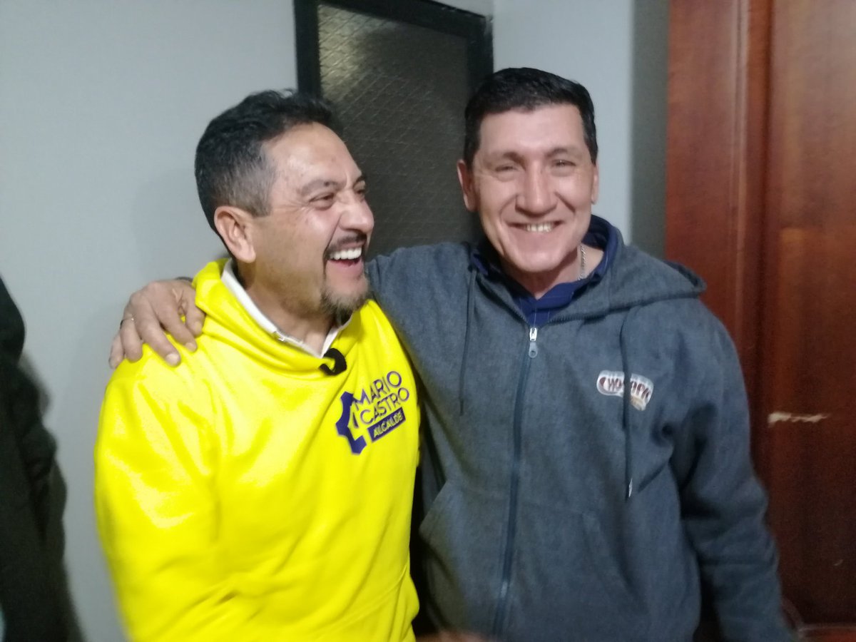 MarioVCastroQ's tweet photo. Ubicado en la Feria Libre, nos permite acercarnos a los frentistas y comerciantes, a su realidad y conocer sus necesidades. Doña Gladys y Paúl Cordero, ofrecieron todo su contingente a nuestra campaña, sin pedir nada a cambio.
#CuencaSegura
#MarioCastroAlcalde https://t.co/DQoFaZySnN