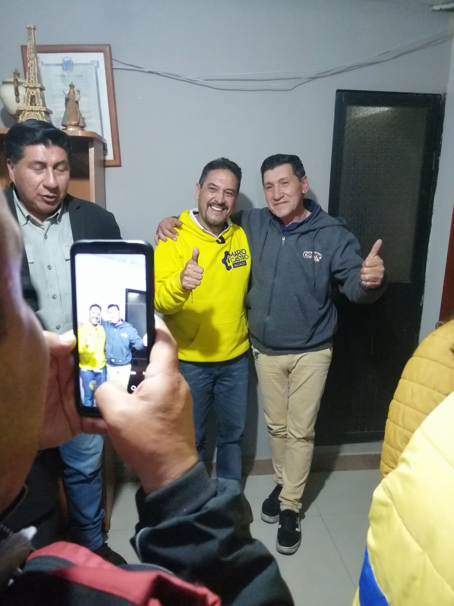 MarioVCastroQ's tweet photo. Ubicado en la Feria Libre, nos permite acercarnos a los frentistas y comerciantes, a su realidad y conocer sus necesidades. Doña Gladys y Paúl Cordero, ofrecieron todo su contingente a nuestra campaña, sin pedir nada a cambio.
#CuencaSegura
#MarioCastroAlcalde https://t.co/DQoFaZySnN