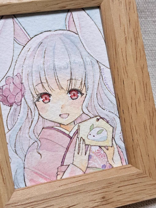 鎌倉MONAさん『冬のミニミニ原画展』通販始まりました。出品絵紹介(1/3)着物の柄が可愛く描けたと思うので細かいところまでご覧いただけると嬉しいですイラスト裏面に直筆サインあり。  