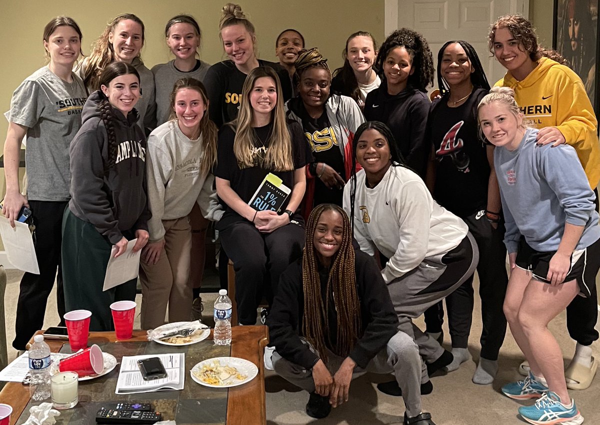 BSC_WBB's tweet photo. Thank you to BSC WBB alum Kaitlin Hogan for joining us for dinner and sharing an inspiring message before our games this weekend! #YeahPanthers | #PANTHERFAM https://t.co/lTgAssCxEX