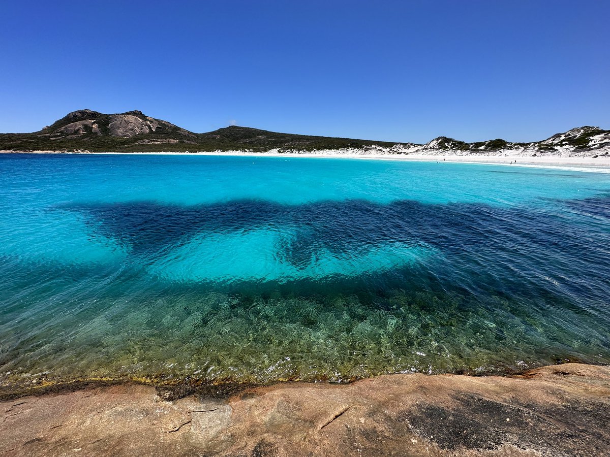 nessa_b117's tweet photo. The color of the water in Esperance is mesmerizing! Cold AF but so pretty. https://t.co/dmgC120Ykk