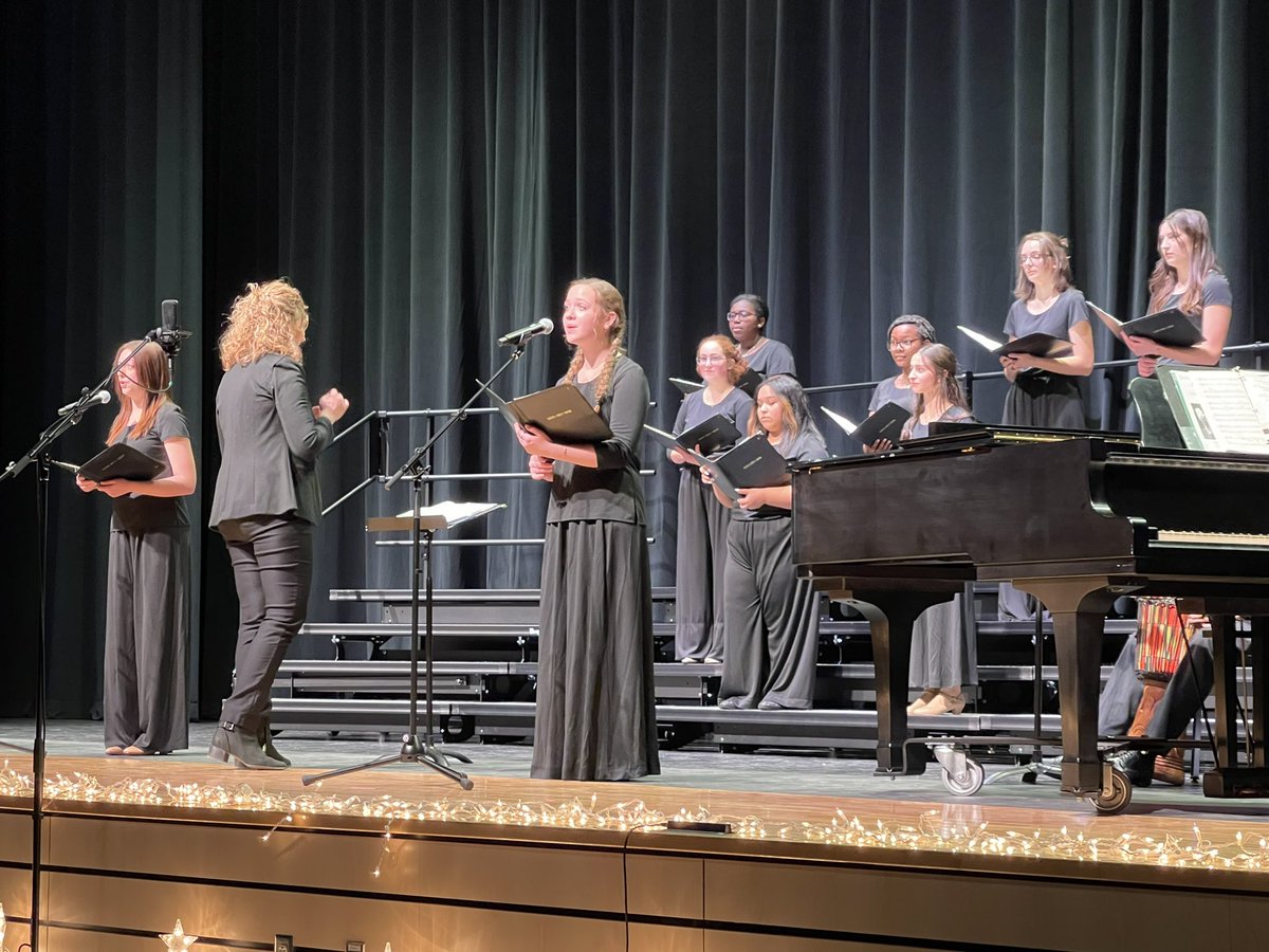 kscoon1's tweet photo. Amazing performances &amp; so many talented soloists tonight in all three high school choirs and show choir! @GatesChiliHS @gchschoir #GCPride https://t.co/xm0gwjnilz