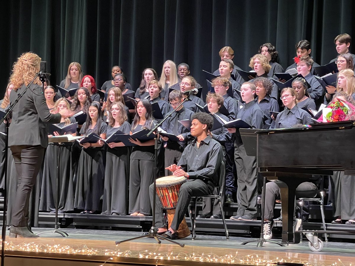 kscoon1's tweet photo. Amazing performances &amp; so many talented soloists tonight in all three high school choirs and show choir! @GatesChiliHS @gchschoir #GCPride https://t.co/xm0gwjnilz
