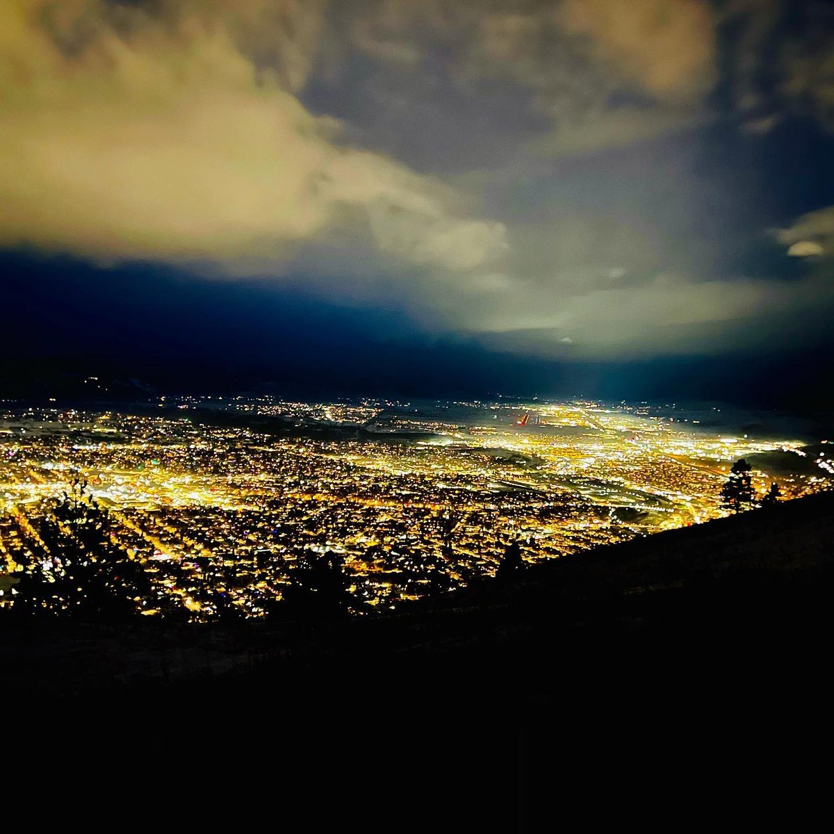 City lights and mountain town vibes. That's Missoula for ya.

📷 instagram.com/patrick_dauenh…

⁠#VisitMissoula #Missoula #TheresThisPlace #MissoulaMoment #ARiverRunsThroughIt  #MontanaMoment #MissoulaMontana #MontanaGram #LastBestPlace #BigSkyCountry #406