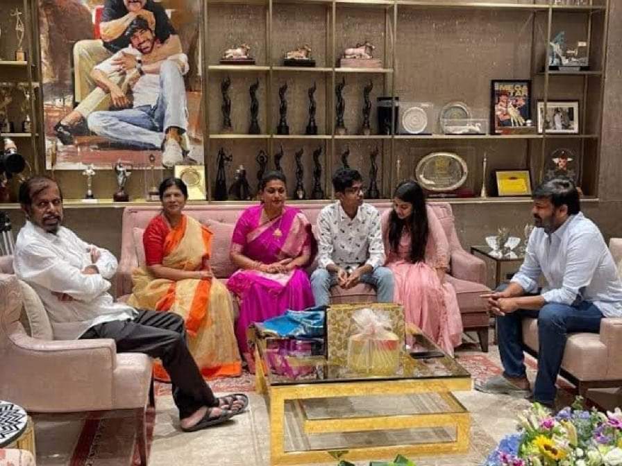 ilapakurthi_'s tweet photo. @siddusss @RojaSelvamaniRK ఇంటికి వచ్చిన ముష్టోళ్లను కూడా సోఫా పై కూర్చోబెట్టి అన్నం పెట్టావంటే అది నీ గొప్పదనం #చిరంజీవి గారు 👏 https://t.co/t9QXULRWnh