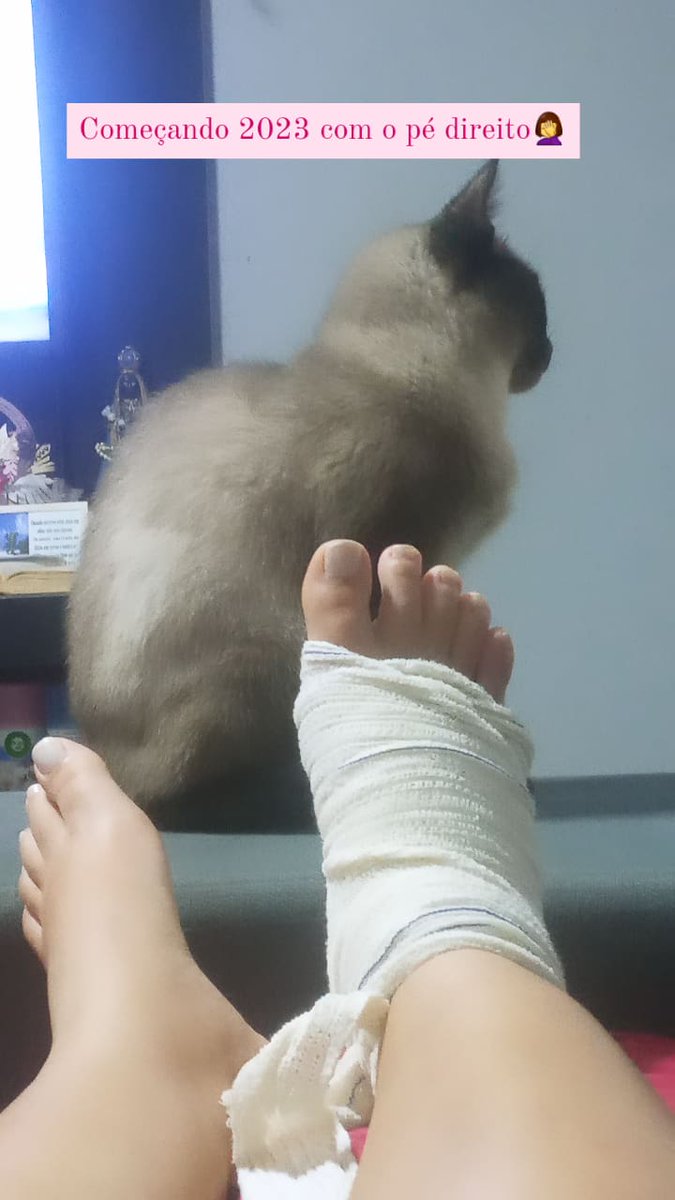 Mel36649490's tweet photo. Começando 2023 com pé direito 🤦‍♀️
.
.
.
#demolho #pé #torção https://t.co/vZnm1b9vHg