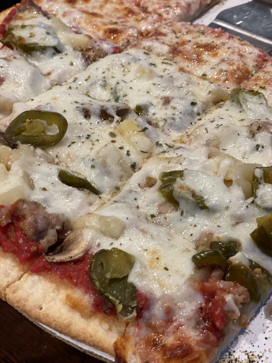 FoodPorn® on Twitter "Pineapple, mushroom, jalapeño and sausage pizza!"