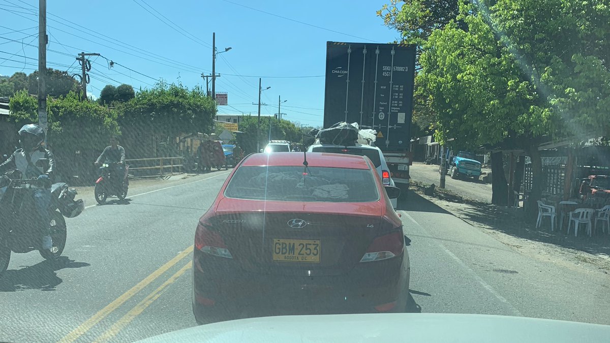 ranoguera's tweet photo. Santa Marta-Puerto Boyacá. 

715kms
14 horas de viaje. 
 
Por lo menos un par de huecos mortales por kilómetro. 

Trancones monumentales en Bosconia y Pailitas. 

Ni un solo policía de carreteras. 

Lo que indican los indicadores. https://t.co/2564bVIsAy