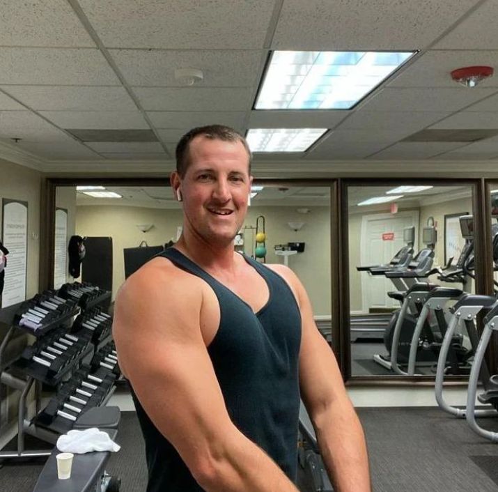 Chris1Gonzalez's tweet image. New Years Eve And I Am In The
Gym After Work
#newyearseve #workout #afterworkworkout
#workingout #weekonweekoff #gym #feelinggood
#progress