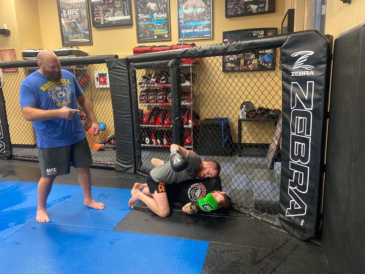 MMA_CodeBreaker's tweet image. I can not thank this man enough for the work he’s put into me! He pushes me and believes in me so much! He’s more than a coach, he truly is family.
#UncleBen
#NumberOneCoach
#Family
@RothwellFighter 
.
.
.