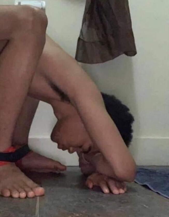 Eu com cólica tentando achar uma posição que não sinta dor
