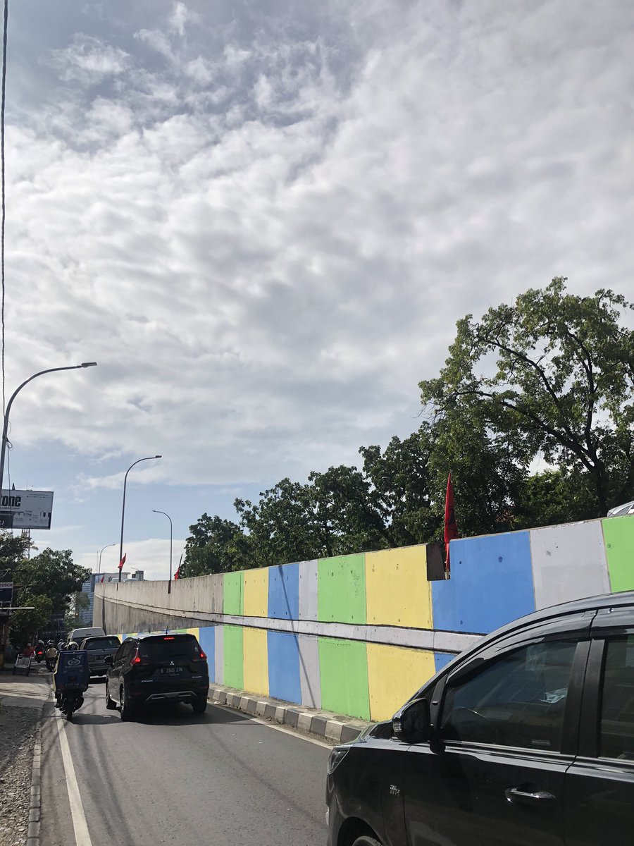 Banyak bendera di sepanjang Terusan Jl. Jakarta - Flyover Pelangi &amp; Supratman
Tempo hari kata <a href="/PRFMnews/">Radio PRFM</a> <a href="/infobdg/">BANDUNG ᮘᮔ᮪ᮓᮥᮀ</a> masang bendera di Flyover Pasupati itu ilegal, tapi kalo di Flyover &amp; Jln yg lain mah boleh kali ya?
Jd brp nih biaya masang benderanya? <a href="/halo_bandung/">Prokopim Kota Bandung</a> <a href="/humasbandung_/">Humas Kota Bandung</a>