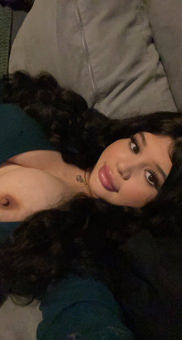 2 pic. Chill girl Alice ?️ https://t.co/9Wbm3Fh2FI