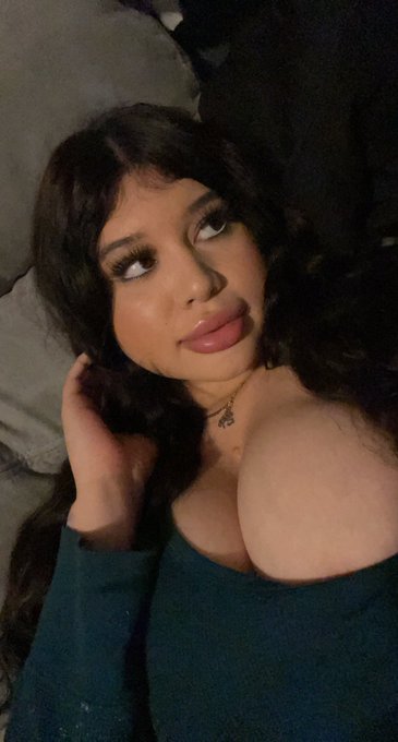 1 pic. Chill girl Alice ?️ https://t.co/9Wbm3Fh2FI