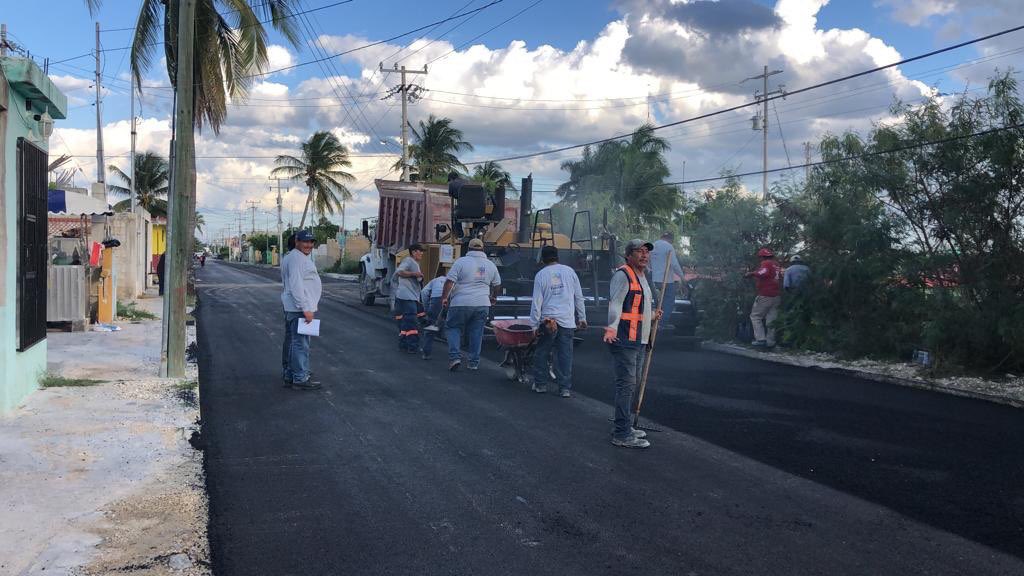 JULIANZACARIASC's tweet photo. 🚜🤝Haciendo equipo, construimos #ElProgresoDeProgreso. 

Más de 2.6 mil m2 de calle pavimentadas en la colonia Brisas del Sol, gracias al trabajo en conjunto con la ASIPONA y el @GobYucatan. Seguiremos trabajando y avanzando, transformando #PROGRESO para bien. https://t.co/mMw5Xd6ylc