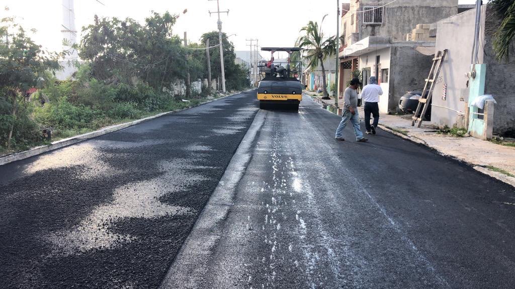 JULIANZACARIASC's tweet photo. 🚜🤝Haciendo equipo, construimos #ElProgresoDeProgreso. 

Más de 2.6 mil m2 de calle pavimentadas en la colonia Brisas del Sol, gracias al trabajo en conjunto con la ASIPONA y el @GobYucatan. Seguiremos trabajando y avanzando, transformando #PROGRESO para bien. https://t.co/mMw5Xd6ylc