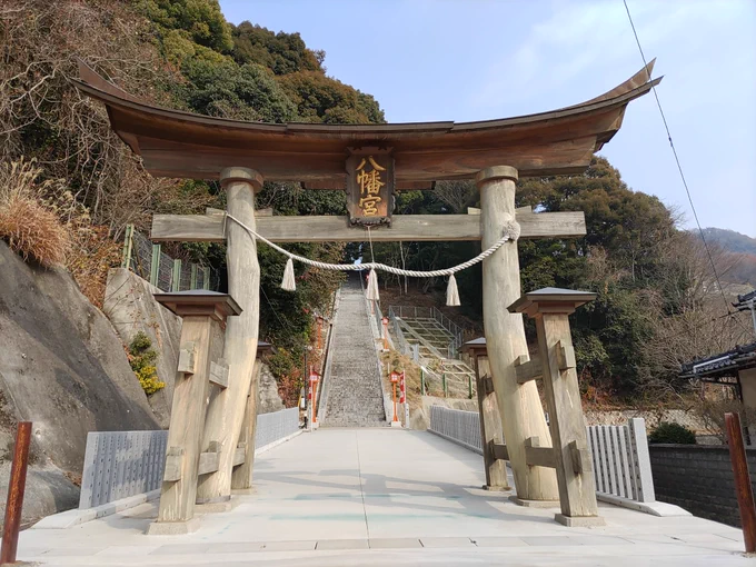 広の船津八幡宮さんへお詣り。天然の曲がりをそのまま使った鳥居がすごい…圧倒されてしまう。こちらでも当日神事があったらしく、お邪魔をばしてしまいました… 