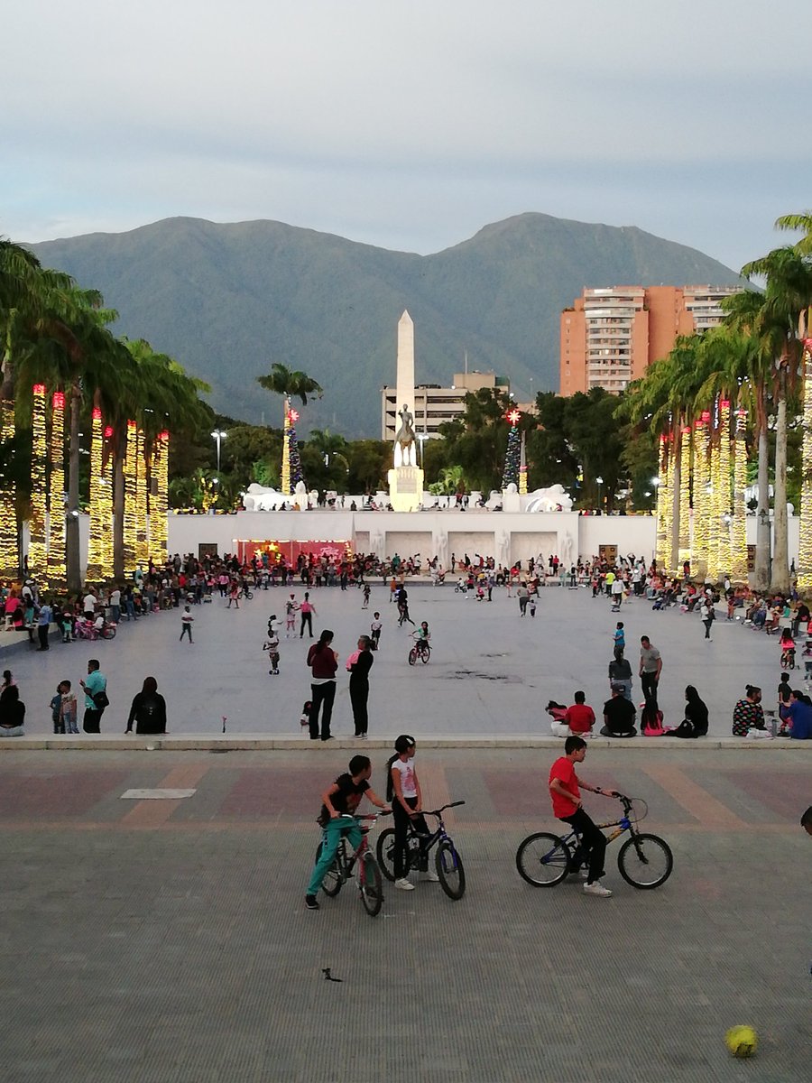 duvan_galbis's tweet photo. #5Enero || Ante la #usura del $ frente al #Bolívar registrado #hoy en 𝗖𝗮𝗿𝗮𝗰𝗮𝘀 Muchas familias decidieron disfrutar de nuestras plazas y parques para recibir con alegría y fe la magia de los #ReyesMagos2023

𝗟𝗼𝘀 𝗹𝗲𝗼 📲
#DuvanGalbis
#6Enero https://t.co/xhPqqqPwTh