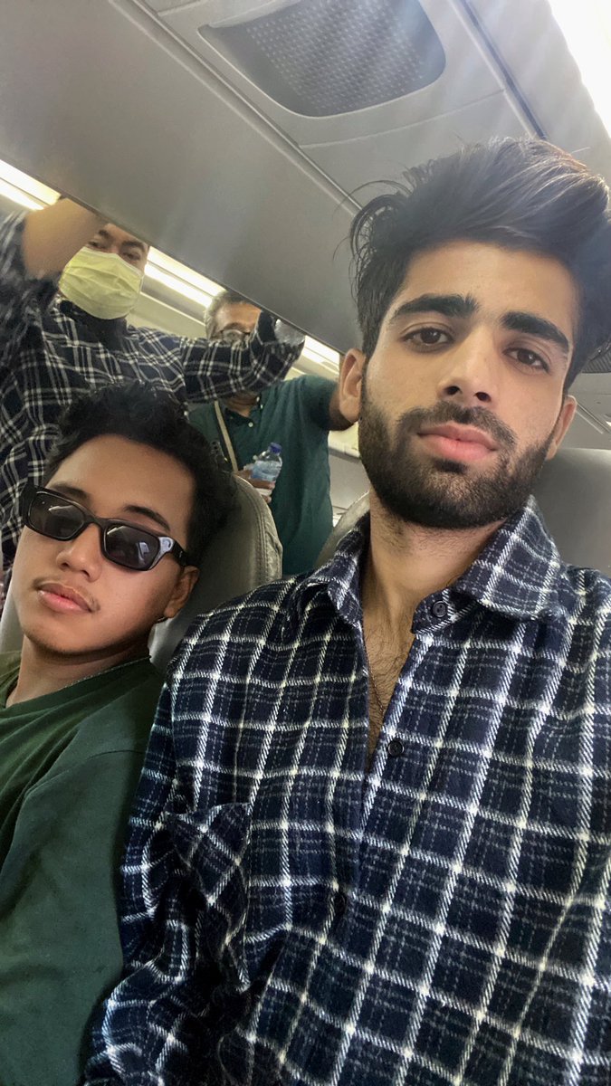 Ngakak banget baju kita samaan sama penumpang lain hahahaha