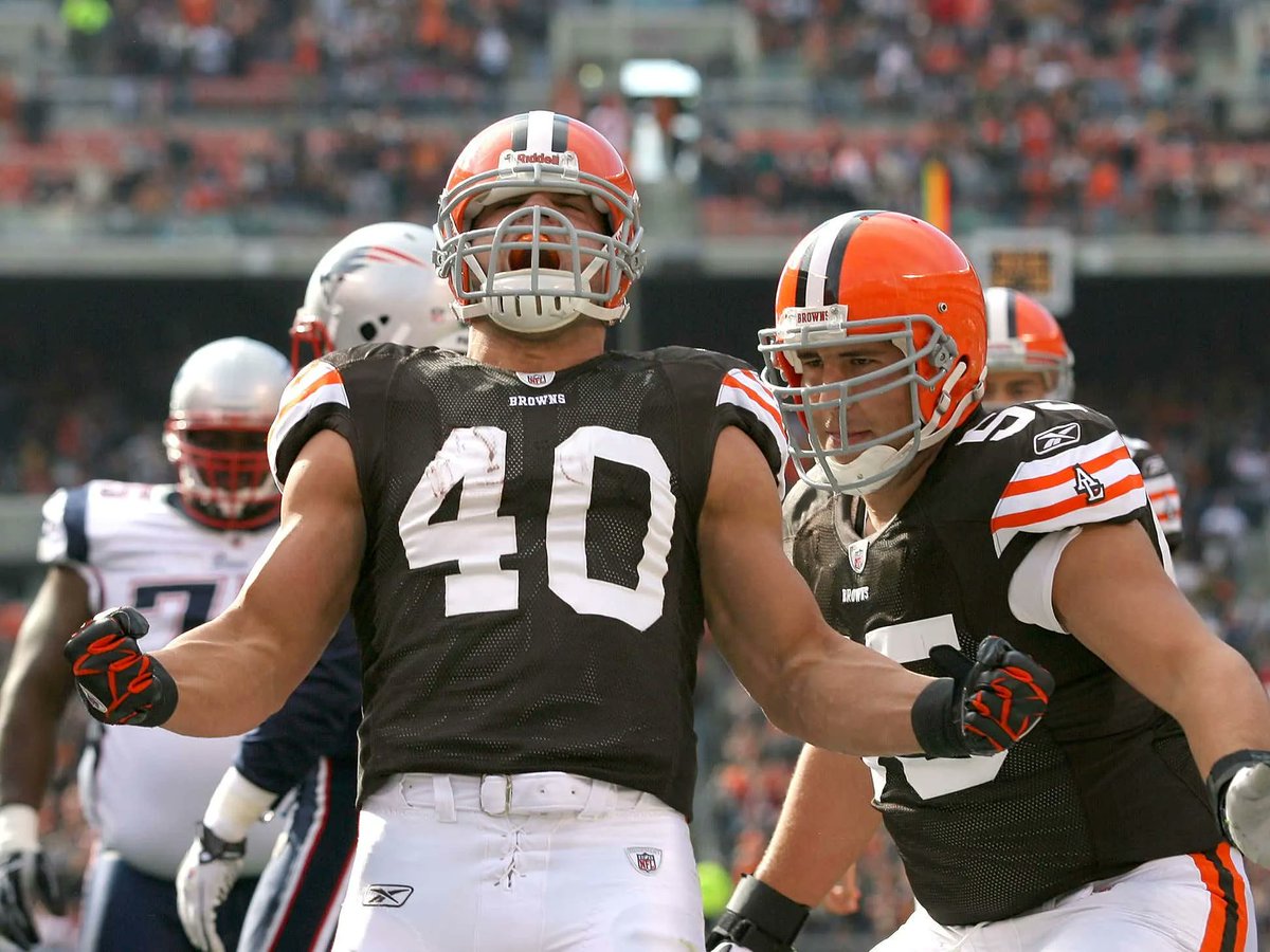 Real Life Super Hero Peyton Hillis Is In The ICU After Saving His Kids From Drowning In The Ocean barstoolsports.com/blog/3451104/r…
