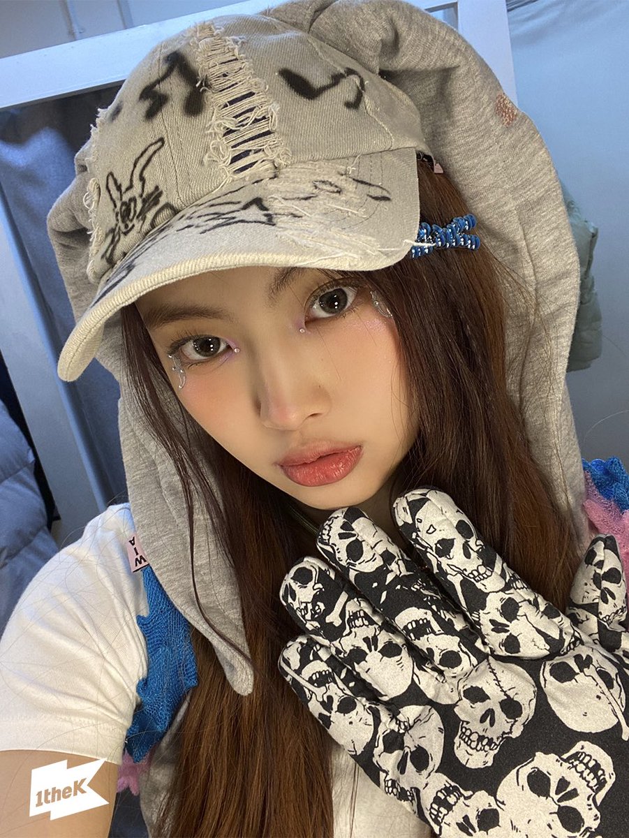 1theK twitter update with haerin &amp; hyein