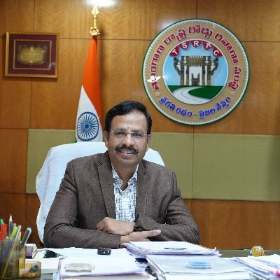 airnews_hyd's tweet photo. సంక్రాంతికి 4 వేల 233 ప్రత్యేక బస్సులను  నడుపుతున్నట్లు #tsrtc ఎండీ సజ్జనార్ తెలిపారు. సాధారణ చార్జీలతోనే సంక్రాంతి బస్సులు నడుస్తాయని చెప్పారు. తిరుగు ప్రయాణంలో 10 శాతం రాయితీని వినియోగించుకోవాలని సజ్జనార్ సూచించారు
@tsrtcmdoffice
@TSRTCHQ https://t.co/AwTDX8OL8U