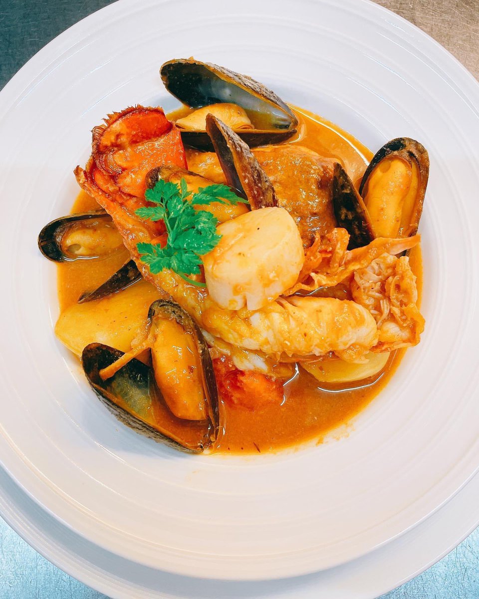 あけましておめでとうございます！ラセゾンは今日から営業です。昨年はお世話になりました。これからも　さまざまな事があると思ますが丁寧に料理を作っていこう！と思ってます。写真はブイヤベース。当店のブイヤベースは魚はフィレで骨まで取っているので食べやすいです🐠