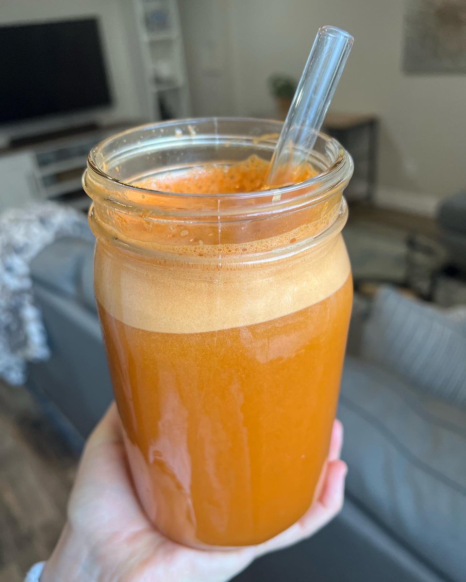 tiandrawilde's tweet photo. 🍊⚡️5000 Volt Juice⚡️🍊

10 oranges 
2 red bell peppers, seeded
2 jalapeño peppers, seeded
2 stalks celery
1 large clove garlic 

Run all ingredients through a juicer. Makes about 6 cups. 

This juice is delicious! Trust me! https://t.co/xMrNk976zp