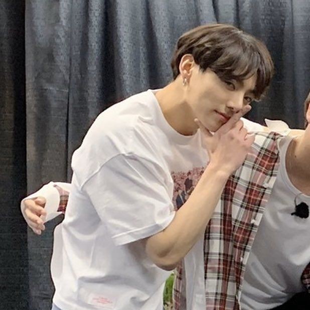 jiminfrutinha's tweet photo. #jikookau : onde jimin e jungkook são ex namorados e passam a ter que se enfrentar todos os dias na escola pública onde terminam o 3° ano do ensino médio. Eles só não esperavam dividir a responsabilidade de organizar todos os eventos que arrecadariam dinheiro para a formatura. https://t.co/3TQsINKFTJ
