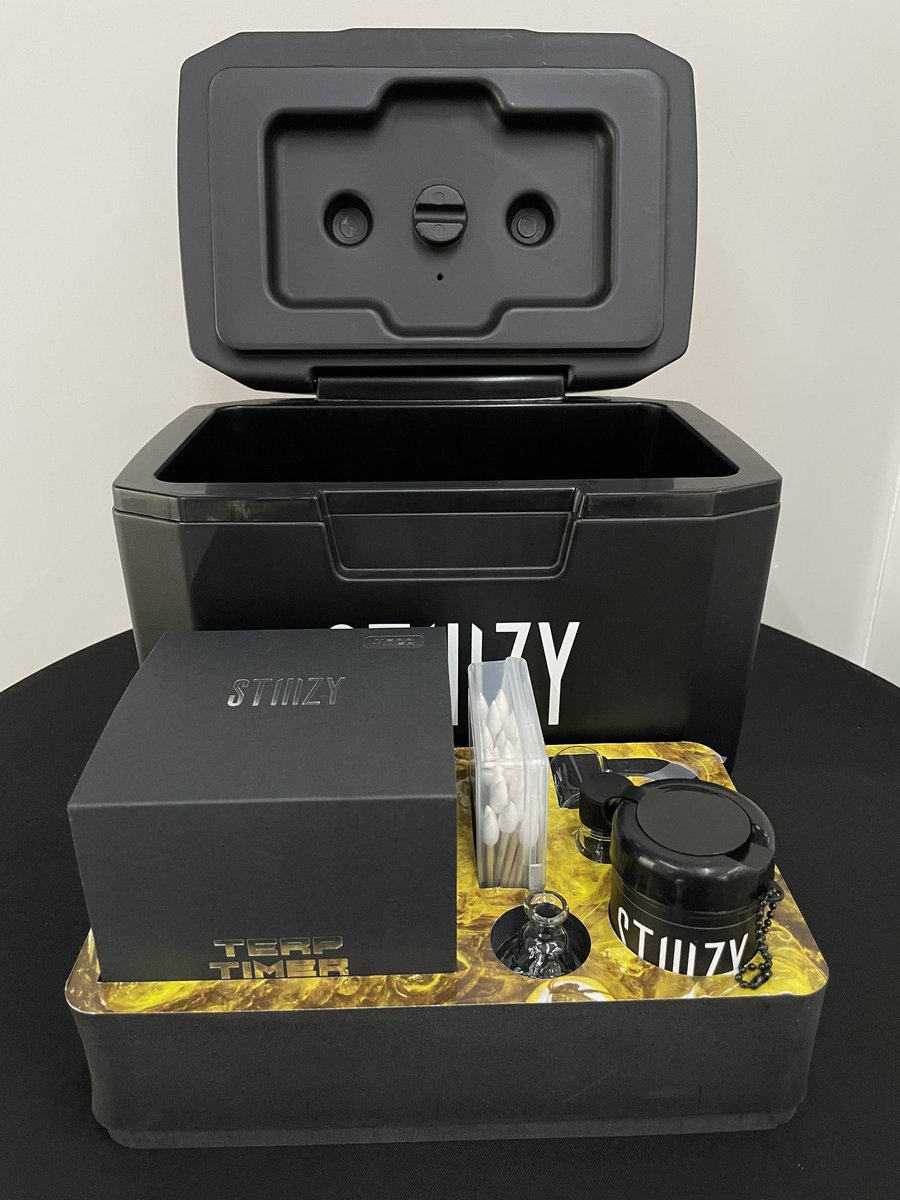 dccollective420's tweet photo. 1st place winner receives limited edition STIIIZY 7/10 box 

2nd place has choice of 22k, Passiflora, Kane Train apparel https://t.co/Waah69UG7X