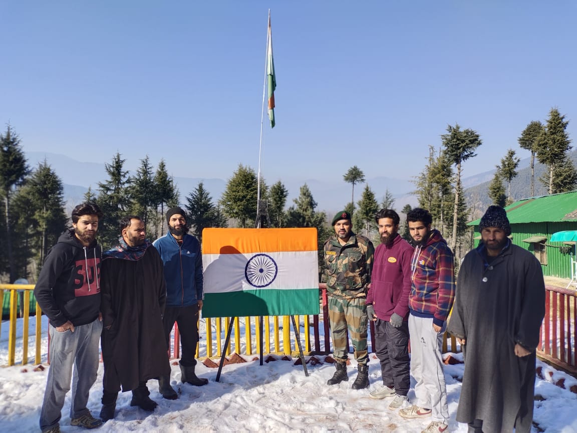 Raziya_Lolabi's tweet photo. Indian Army organised an Interaction with ESM at Markul

#HumSayaHaiHum
#ProsperousKashmir
#PatriotsOfKashmir
#IndianArmy
#VandeMaTaram
#KashmirAgainstTerror https://t.co/rVDgE7AKU2