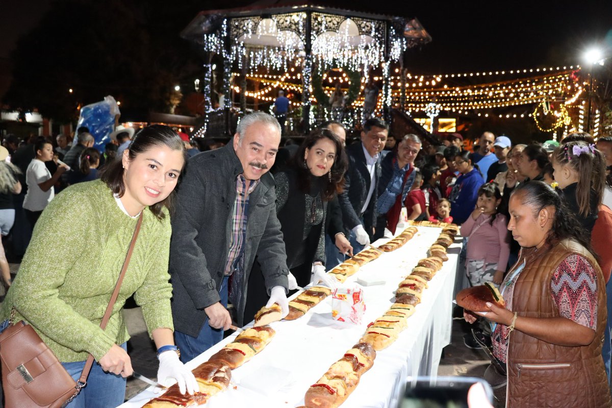 gustavomaciasz's tweet photo. Qué gusto compartir con los tequilenses la ya tradicional mega rosca de reyes, donde además de seguir celebrando estas fechas, podemos platicar y saludar a buenos amigos. Enhorabuena al Presidente Municipal, #PonchoMagallanes por la organización. 
#DíaDeReyes 
@diputadospan https://t.co/6Mx3uNDu5x