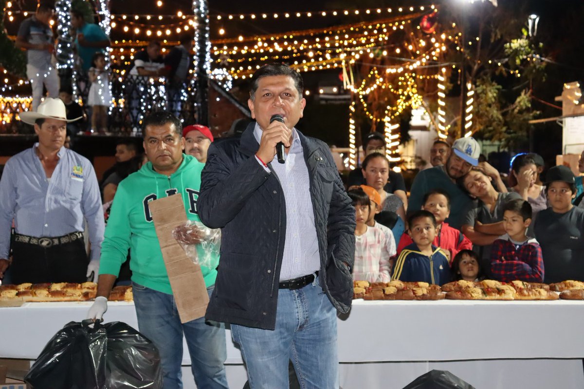 gustavomaciasz's tweet photo. Qué gusto compartir con los tequilenses la ya tradicional mega rosca de reyes, donde además de seguir celebrando estas fechas, podemos platicar y saludar a buenos amigos. Enhorabuena al Presidente Municipal, #PonchoMagallanes por la organización. 
#DíaDeReyes 
@diputadospan https://t.co/6Mx3uNDu5x