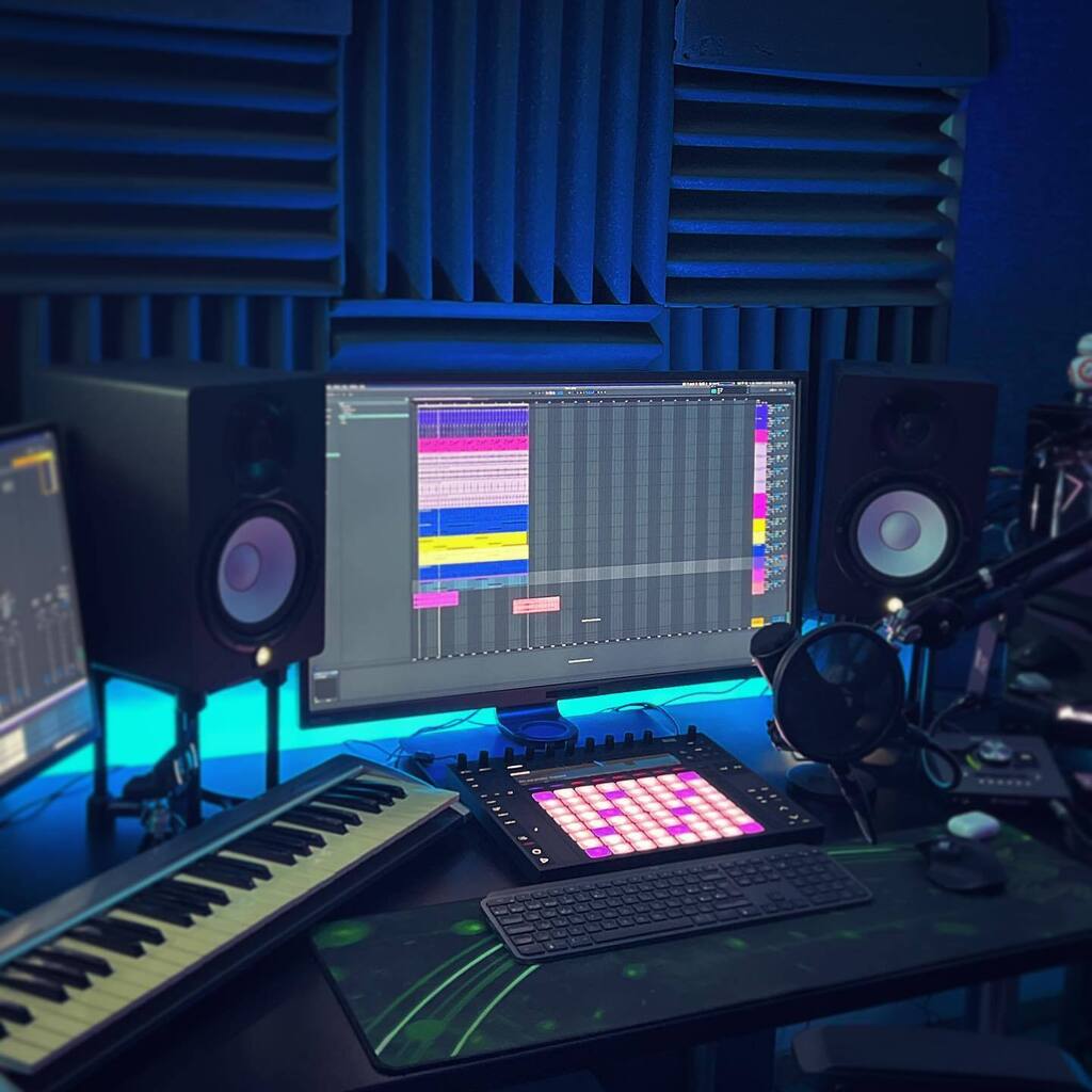 passonimusic's tweet photo. 😎 The setup! 🔥 (or part of it 😏)
Yamaha HS7s, Ableton Push 2, M-audio Keystation 49, IsoAcoustics ISO-155, AT2035, ATH M50x, MX Keys &amp; MX Master 3, 4K BenQ 32”, Asus ROG 2K 165hz (2nd Screen) and Apollo Twin X Duo 😍
•
•
@yamaha_proaudio_official @ableton @uaudio @m_audio… https://t.co/HXPn69cAWk