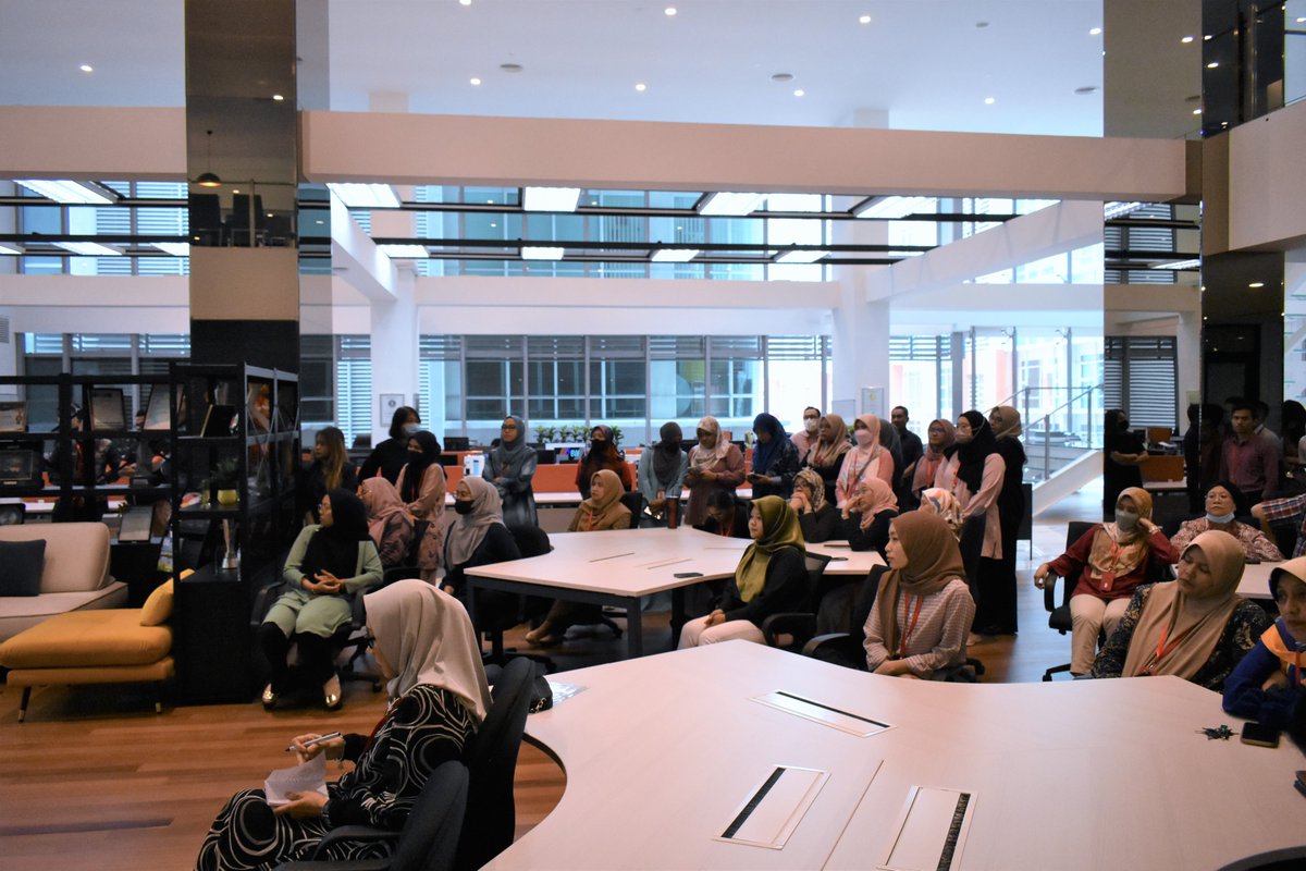 ORANGEBEAMgroup's tweet photo. First ORANGEBEAM Townhall for 2023. Our Group Managing Director, Dato' Rosman Abdullah welcome the staff to the year of 2023. 

LET US BE BRAVE, BOLD AND GREAT TOGETHER

#ORANGEBEAM #ORANGEBEAMCare #ORANGEBEAMPrihatin  #townhall #2023 https://t.co/B6IsyqPZIQ