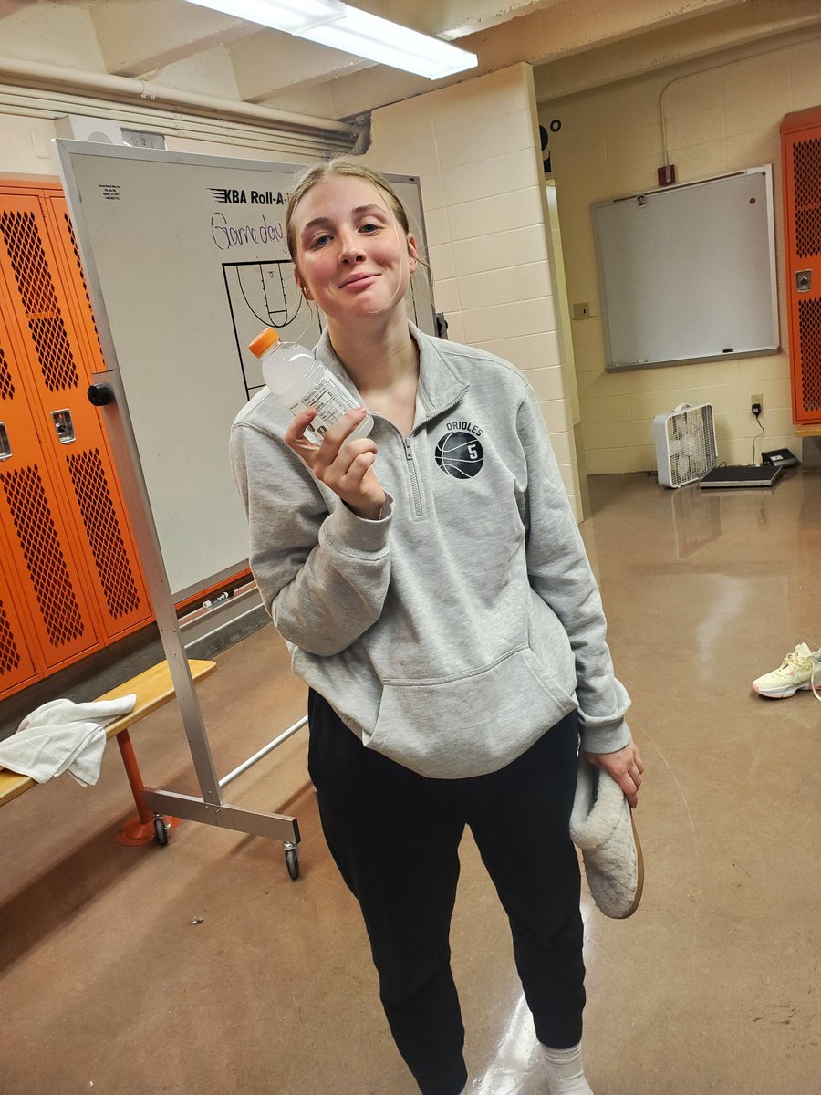 LadyOrioleBask1's tweet photo. Hustle players of games-
V @Emily90886147 
JV @kennadi_poore
C @bracyn_l 
#OriolePride #OneGoal #EnergyGivers https://t.co/4tALmZJRNL