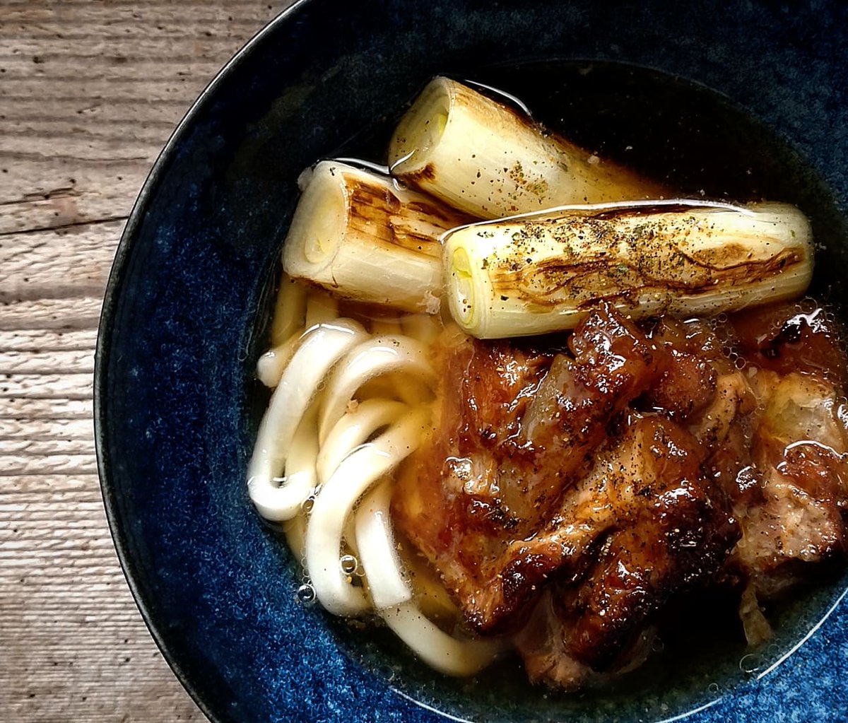 正月用に作ってちょっと余ってた軟骨ソーキを肉うどんにしたら激旨やった