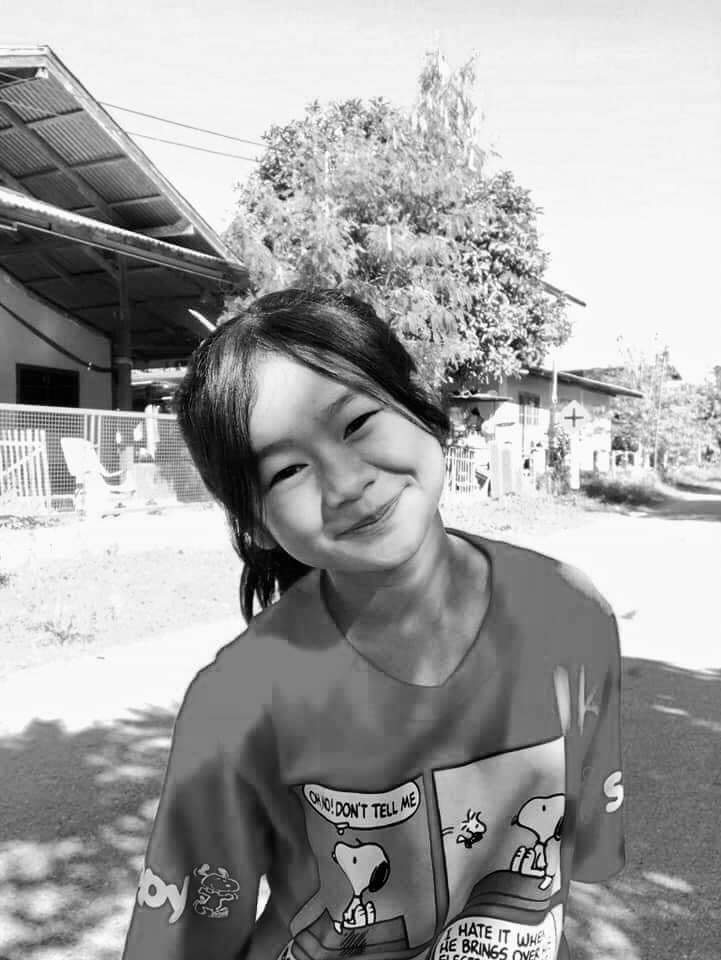 MY_1428_V2's tweet photo. ตามบุกแทง นร.หญิง
ขณะยืนเข้าแถวช่วงเช้า
ในรร.บ้านเล้า ต.หนองแก้ว อ.เมือง #ร้อยเอ็ด
มีการตะโกนขณะลงมีว่า
"จะฆ่าล้างหมดชั่วโคตร"
คนร้ายพึ่งออกจากคุกมา
3 วันเท่านั้น และเป็นเครือญาติกับผู้เสียชีวิต

#โหนกระแส https://t.co/JFXZkLrbwS