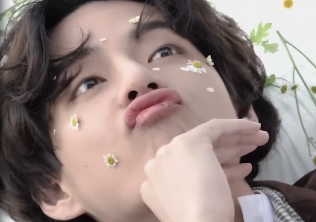 Taehyungimpact's tweet photo. Taehyung’s kissy kissy face 🥹 https://t.co/7RUZbcQJid