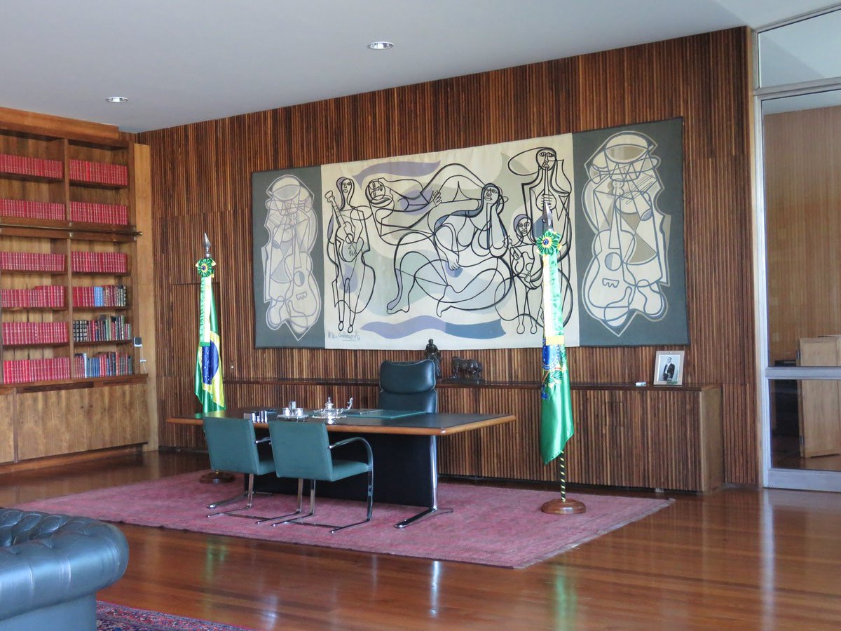 andregarca's tweet photo. Bolsonaro e Michele deveriam ser processados por colocar uma obra de Di Cavalcanti exposta ao sol, furar o quadro Orixás, além de destruir todo o Palácio da Alvorada, um ícone da arquitetura.

Nunca estiveram à altura do cargo, tampouco entenderam o rolê. 

Que família porca! 🤢 https://t.co/cKN2Ll0W7p