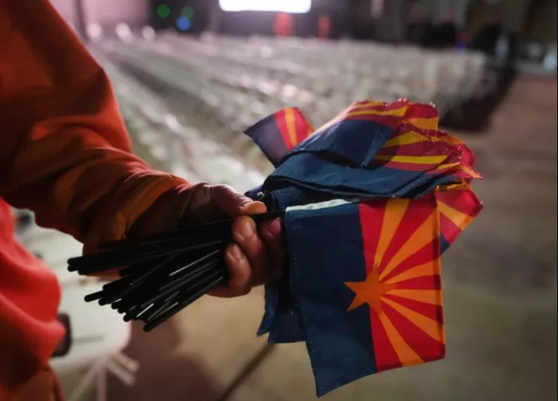 Incredible photos of incarcerated workers setting up today's inauguration ceremony by <a href="/azcentral/">azcentral</a>'s <a href="/joerondone/">joe rondone</a> azcentral.com/story/news/pol…