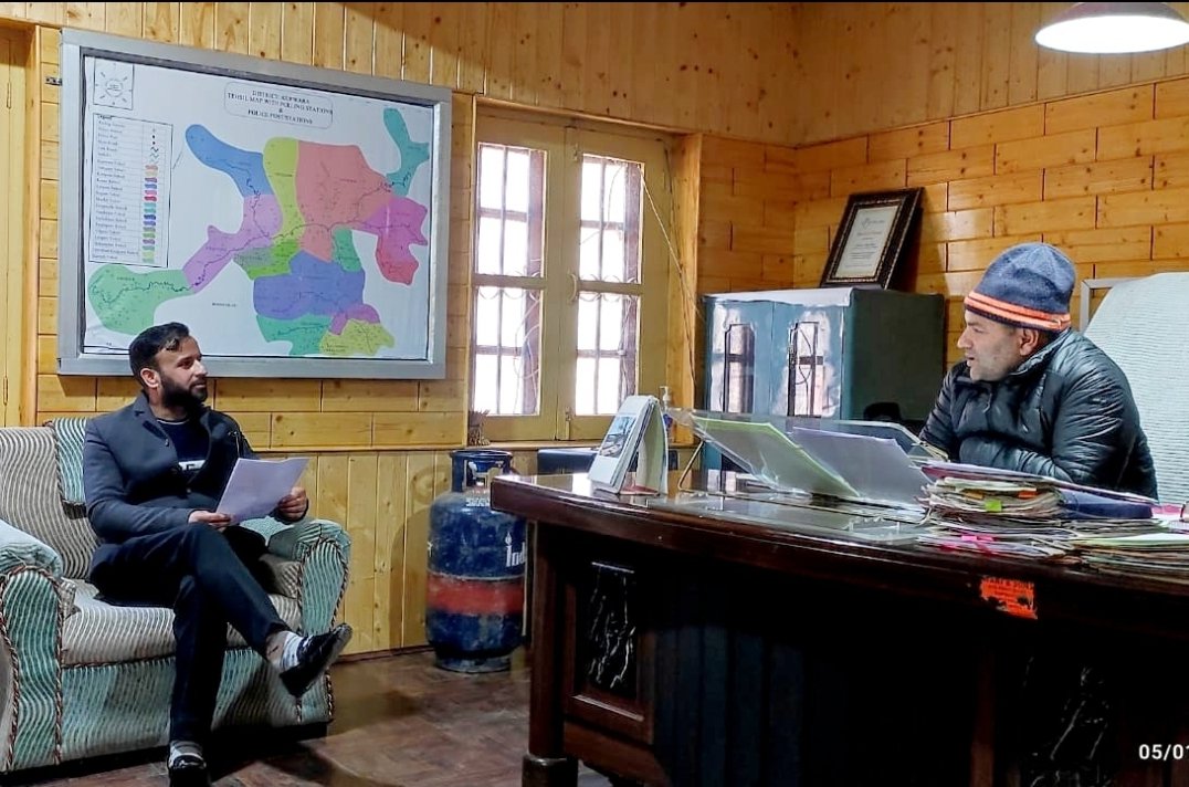 MudasirTantary's tweet photo. Presented Memorandum to Worthy ADC Kupwara regarding demands of today's protest.. @LageRahoKashmir @thekupwaratimes @dckupwara @KupwaraCops @HandwaraPolice https://t.co/k5vuOtwBlc
