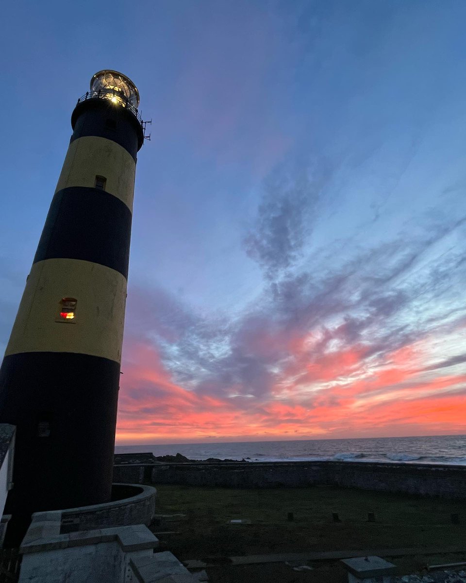 DunleavyBernard's tweet photo. Our last morning at St John’s Point lighthouse: I got up to watch the dawn and then Rex joined me and we watched the sunrise! #ToTheLighthouse #StJohnsPointLighthouse @gtlighthouses @IrishLandmark @FarosLos @nmdcouncil @DiscoverNI @GoToIreland @DiscoverIreland @StrangfrdLecale https://t.co/K77Oiu43an