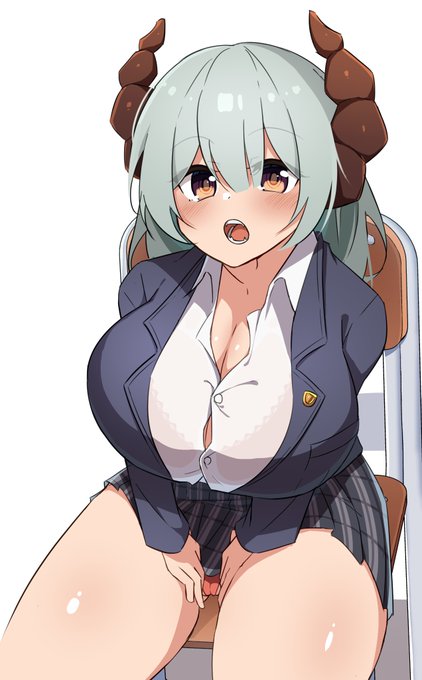 お題箱より「制服を着たロアワちゃん」 