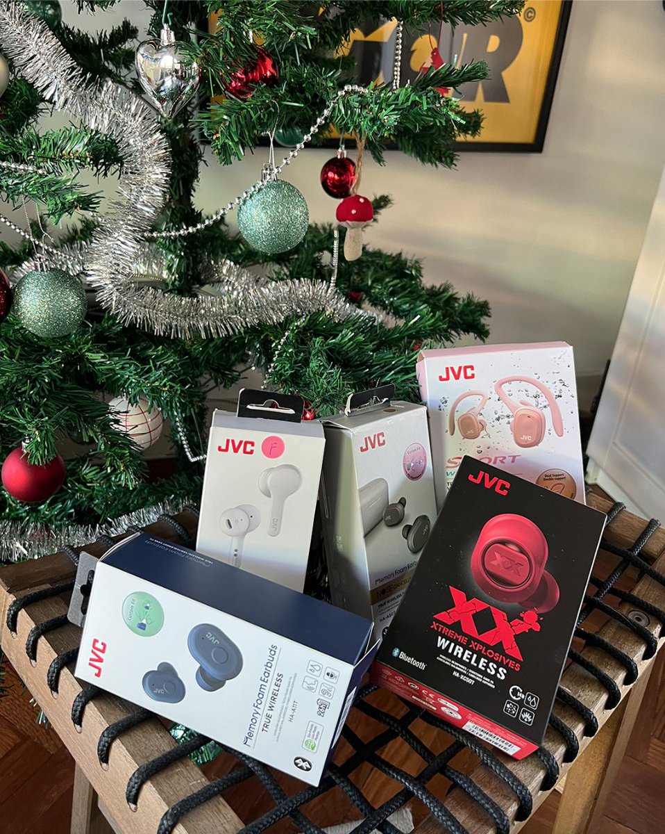 JVCSpain's tweet image. Parece que nos hemos portado bien este año... ¿Qué producto de JVC te han regalado los Reyes?