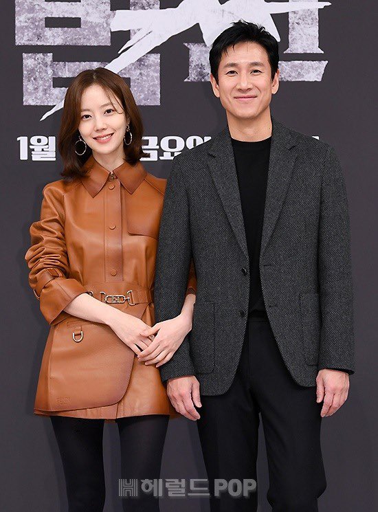 streamdigital_'s tweet photo. Lee Sun Kyun and Moon Chae Won at #PayBack’s Press Conference 

 #LeeSunKyun #이선균 #MoonChaeWon #PayBack #법쩐 https://t.co/yf2itYaFkI